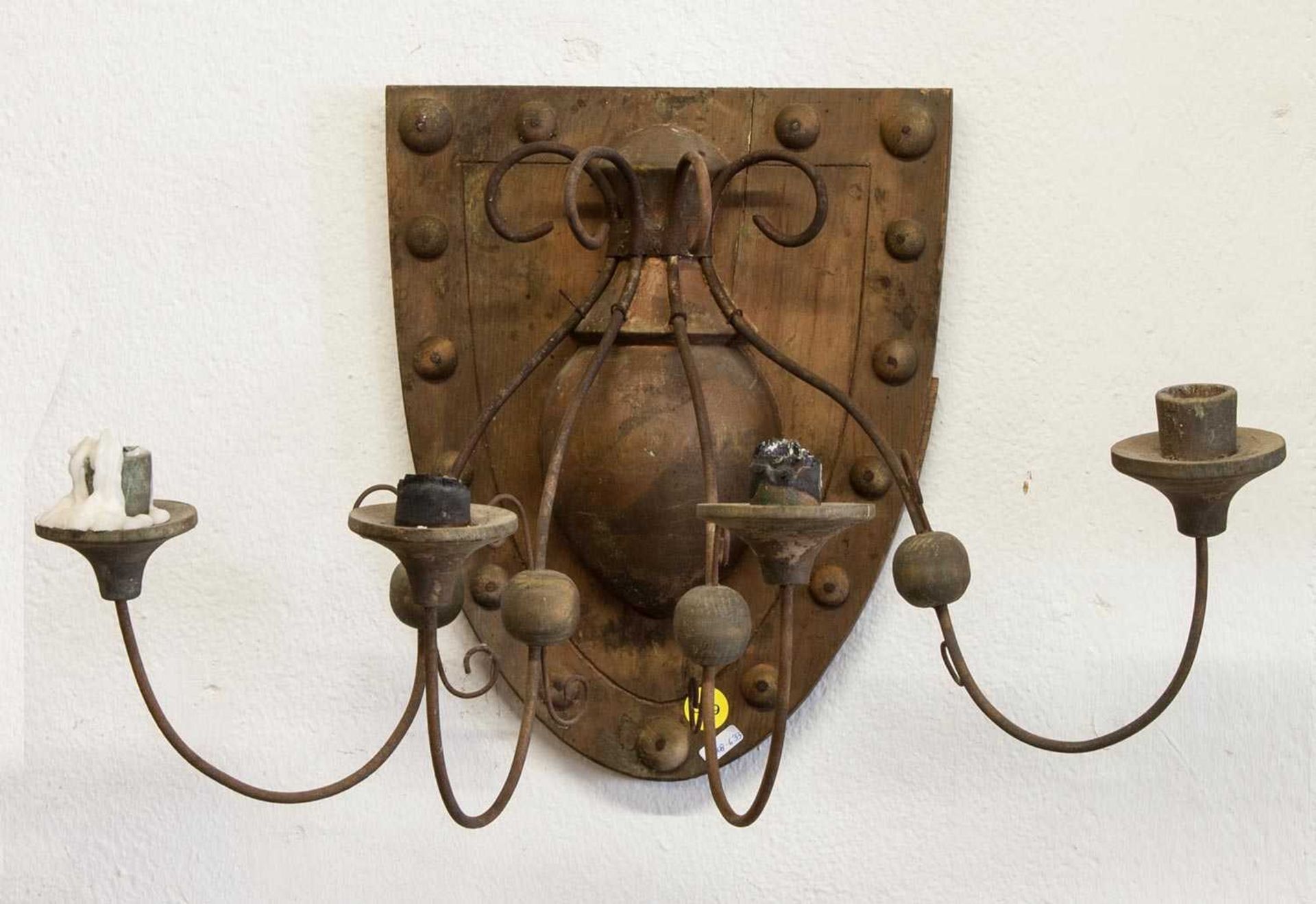 Wandleuchter 19. Jh., Holz und Eisen, mit 4 Kerzenleuchter-Armen, H. ca. 35 cm