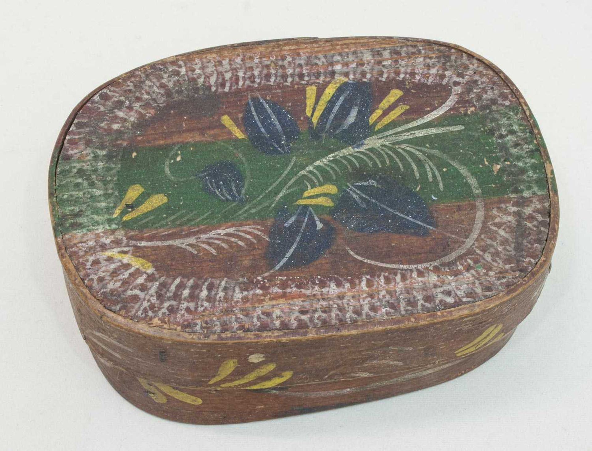 Spanschachtel Erzgebirge um 1900, Sperrholz, handbemalt mit feinem floralen Dekor, ovale Form, 11
