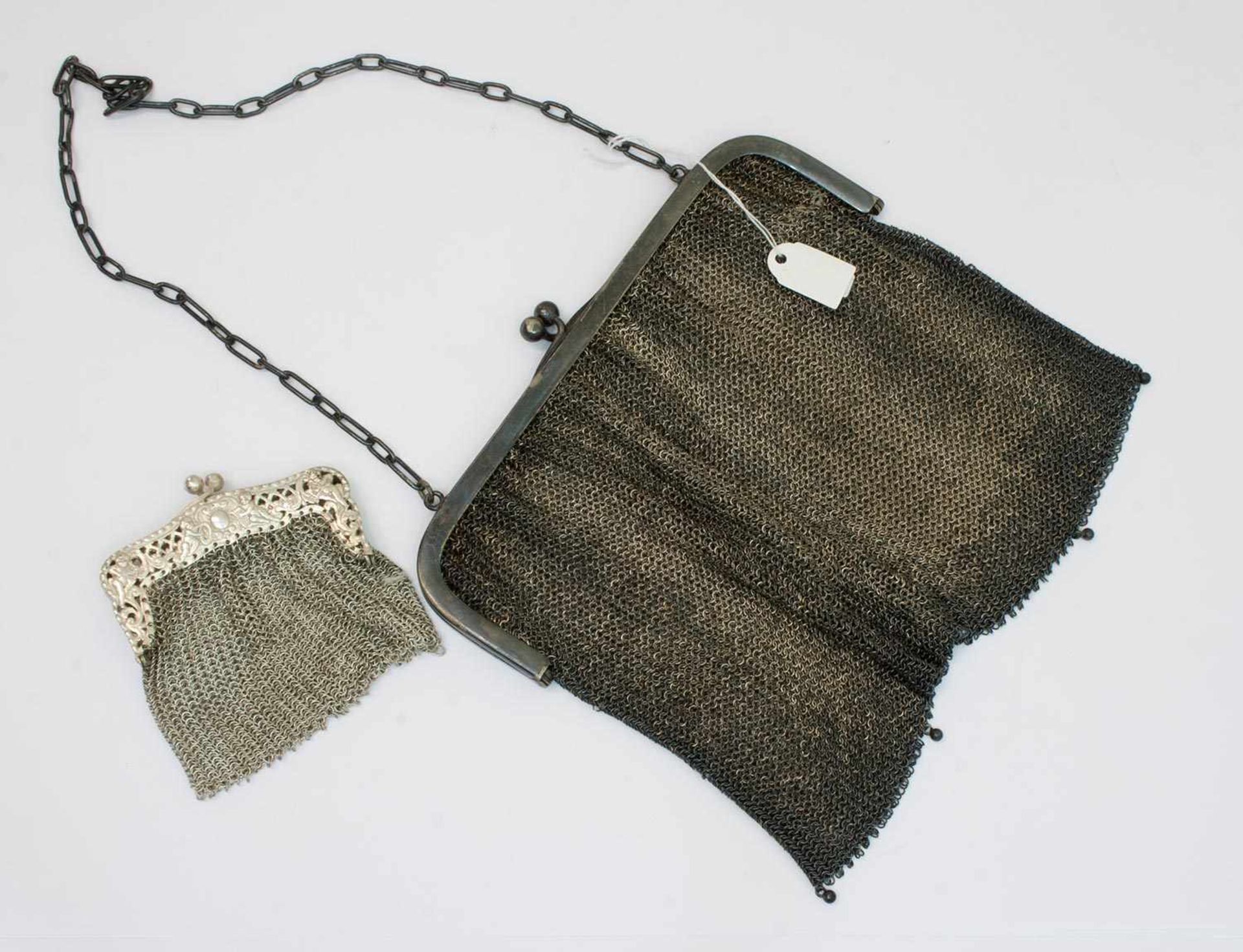 Abendtasche um 1920, Alpacca, Kettengeflecht (teilw. rep.) und Bügelverschluss, Kettenhenkel, dazu