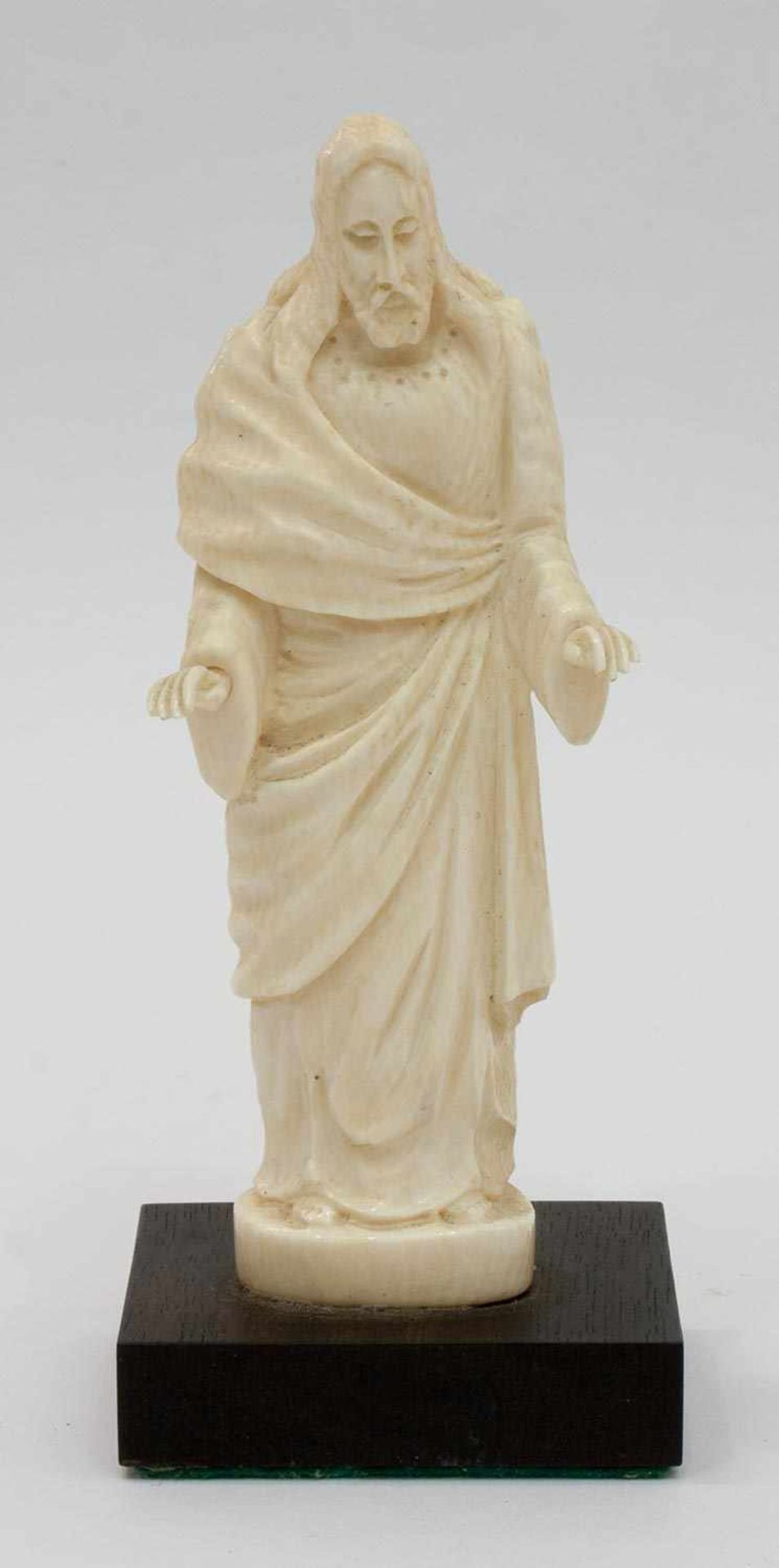 Segnender Christus Elfenbein, auf Holzsockel, fein geschnitzte Figur, H. 11 cm
