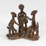 Kleine Bronze-Gruppe. Afrikana. Zwei Frauen und ein Mann, um einen dreieckigen Tisch sitzend, auf