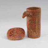 Maya - Vase und Plakette. Departamento Petén/Guatemala. Rötlicher Ton. Zylindrische Vase mit