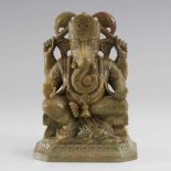 Ganesha. Indien, Speckstein. Vierarmige Elefantenfigur im lockeren Sitz auf rechteckigem Sockel.