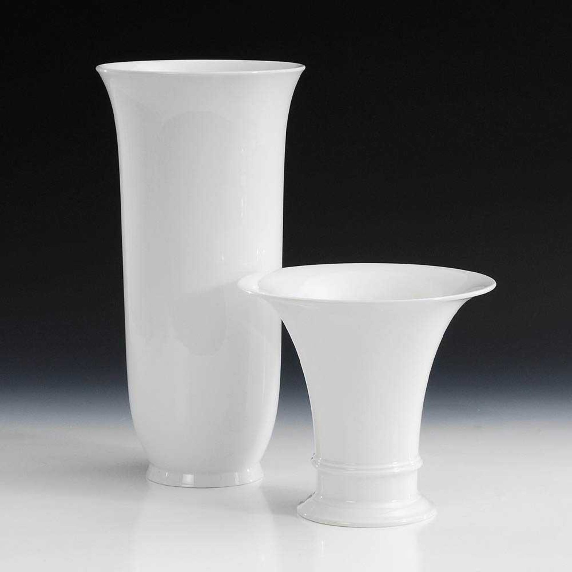2 weiße Vasen, KPM Berlin. Blauzeptermarke, 2. H. 20. Jh. Kratervase (H 18,5 cm) und schlanke