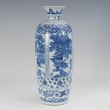 Bodenvase mit Unterglasur-Blaumalerei. China, Porzellan, Schriftblock am Hals. Schlank-ovoide Form
