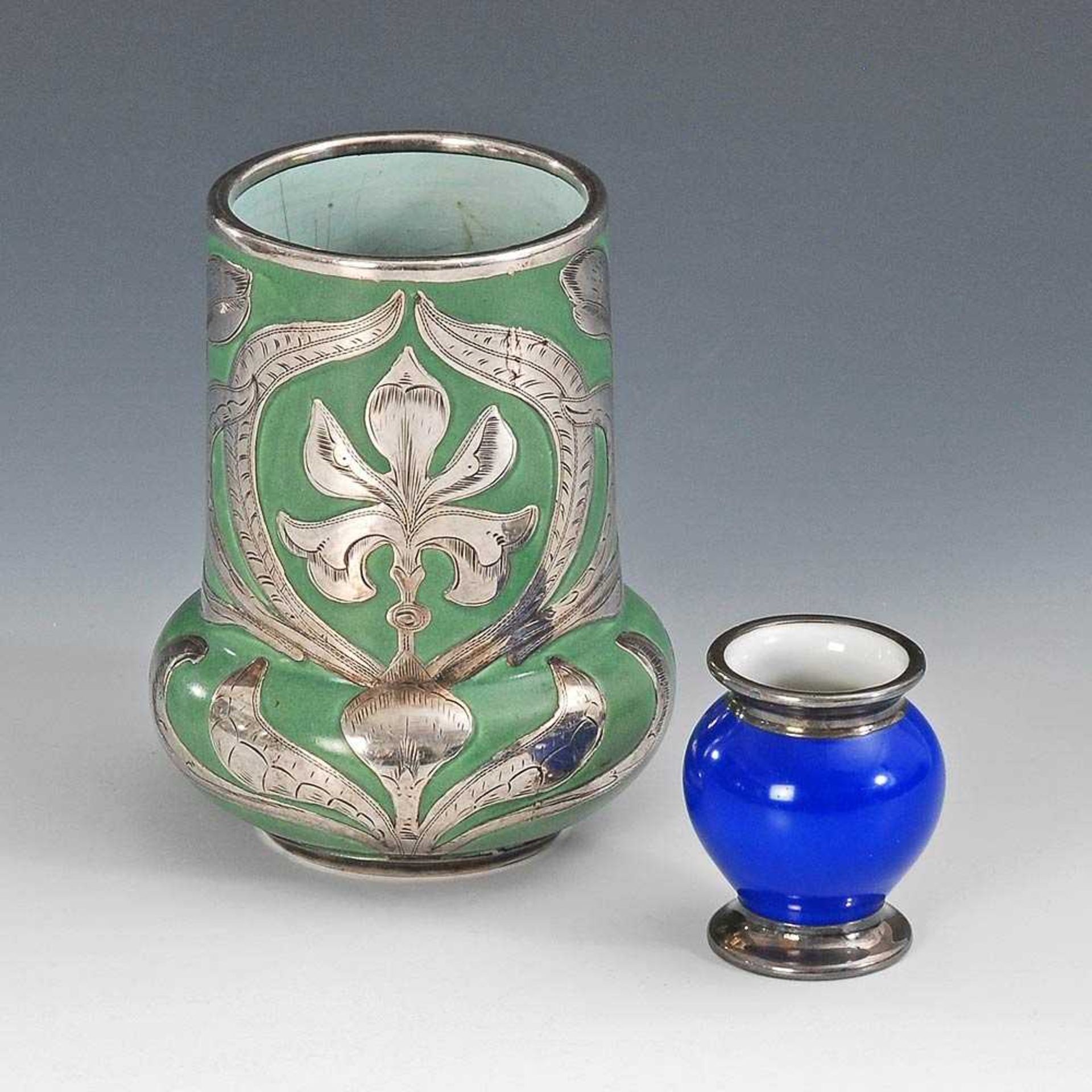 2 Vasen mit Silbermontierung. 1. H. 20. Jh. 1x Porzellan, gemarkt Rosenthal: Balusterväschen mit