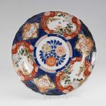 Großer Imari-Teller. China, wohl um 1900, Porzellan. Wandteller mit farbiger Malerei und