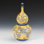 Doppelkürbisflasche. China, Porzellan, gemarkt. Gelbe Wandung mit erhabener Drachenmalerei. Sehr