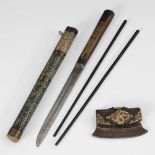 Eßbesteck und Feuerstein. Japan, wohl um 1880. Hülle aus beschliffener Rochenhaut, für ein Messer