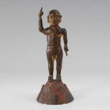 Seltene Buddha-Figur - Shakyamuni als Kind. Bronze mit Resten von Vergoldung. Stehende, nackte