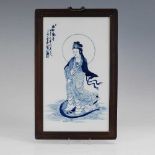 Porzellanbild mit weiblicher Heiligenfigur. China, Unterglasur-Blaumalerei. Figur mit Aura auf