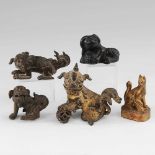 5 Bronze-Tiere. China. Vier verschiedene Ausführungen von Fo-Hunden oder Palastlöwen. Teils mit