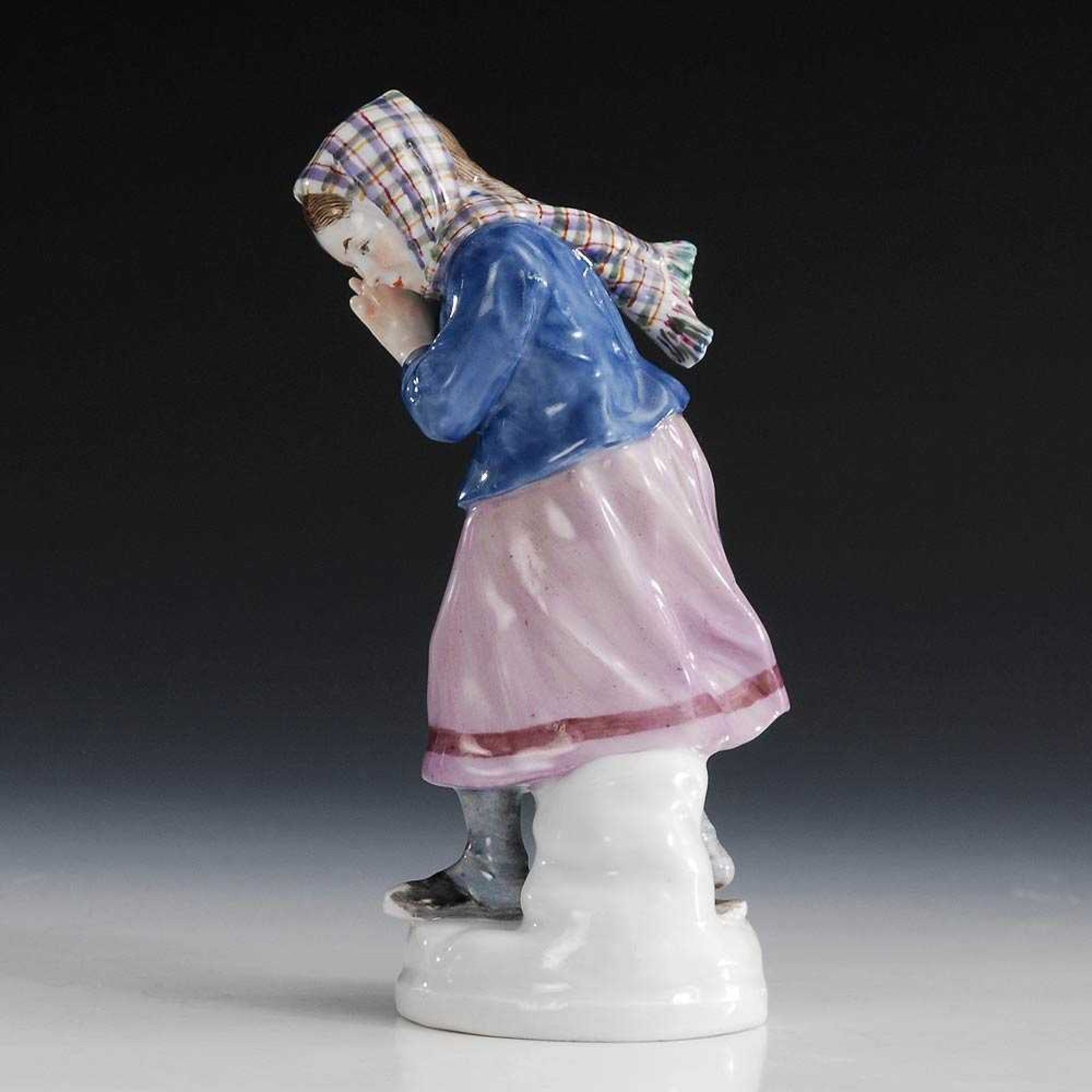 Schneeballabwehrendes Mädchen, Meissen. Blauschwerter, 1934-1945, 1. Wahl. Modell-Nr. W 132. Entwurf - Image 3 of 5