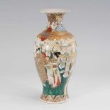 Bunte Balustervase mit Frauenfiguren. Gemarkt. In der Art der Satsuma-Vasen gehaltene, schlanke Vase