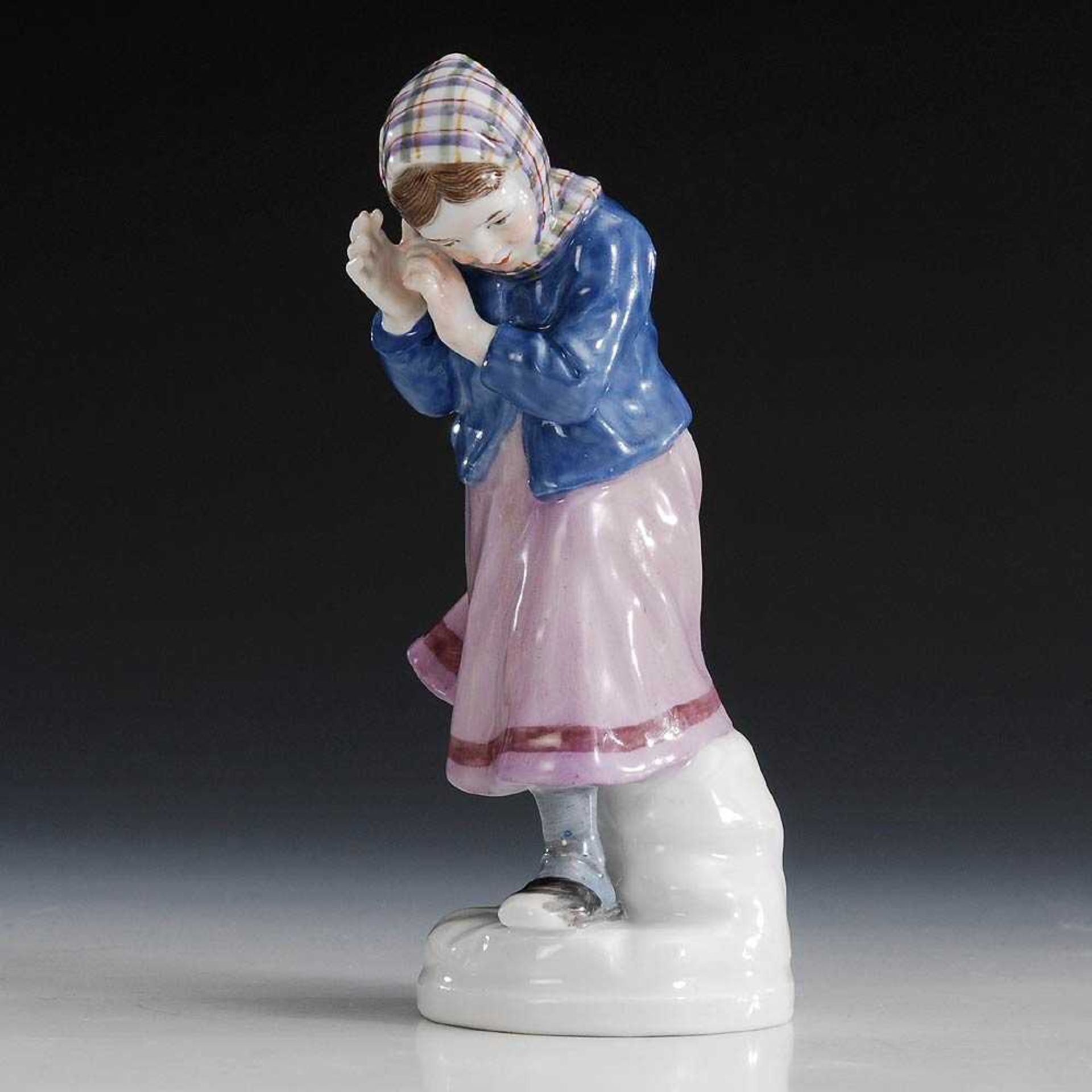 Schneeballabwehrendes Mädchen, Meissen. Blauschwerter, 1934-1945, 1. Wahl. Modell-Nr. W 132. Entwurf