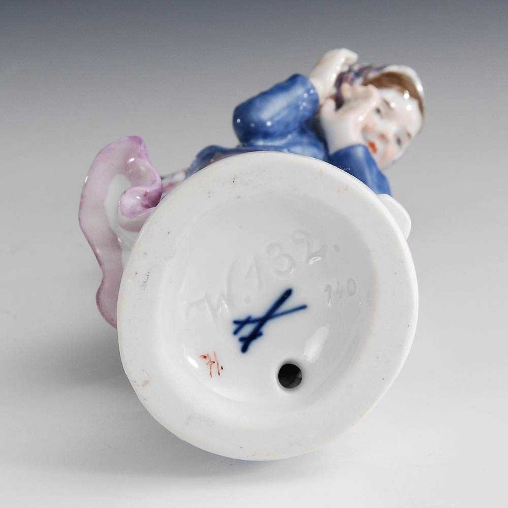 Schneeballabwehrendes Mädchen, Meissen. Blauschwerter, 1934-1945, 1. Wahl. Modell-Nr. W 132. Entwurf - Image 5 of 5