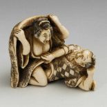 Erotische Elfenbeinschnitzerei. Ostasien, wohl um 1900. Paar beim Geschlechtsakt. Sie hält einen