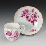 Tasse mit Purpurmalerei, Meissen. Marcolini-Schwerter, 1774-1814. Glockentasse mit Asthenkel und