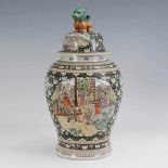 Sehr große Bodenvase mit Deckel. China, Porzellan, gemarkt. Bauchige Balustervase mit sehr feiner,