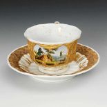 Relieftasse mit Jagdmotiven, Meissen. Blauschwerter, um 1840. Gefußte Glockentasse mit spitz