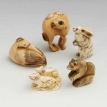 5 Netsuke - Tiere. Ostasien. Elfenbein, um 1920, teils signiert. Kamel, Bär, Hase, zwei Frösche