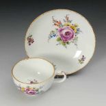 Tasse mit Blumenmalerei, Meissen. Punktschwerter, 1763-1774. Bauchige Tasse mit Ohrenhenkel und