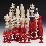 29 fein geschnitzte Schachfiguren Elfenbein. Um 1900. Figuren rot und weiß, alle auf einem "Kugel in