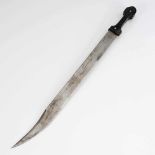 Machete. Wohl vor 1850. Breite, einschneidige Klinge mit gebogener Spitze. Angel mit breitem