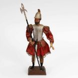 Krippenfigur: Soldat mit Hellebarde. Weichholz und Eisenblech polychrom gefasst, Holzkörper,