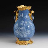 Frühe Pâte-sur-Pâte-Vase mit feuervergoldeter Metallmontierung. China, gemarkt Qianlong (1736 - 95).