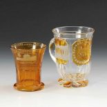 2 Biedermeier-Andenkengläser. Böhmen, um 1840. Farbloses, teils gelb gebeiztes Glas. Mit