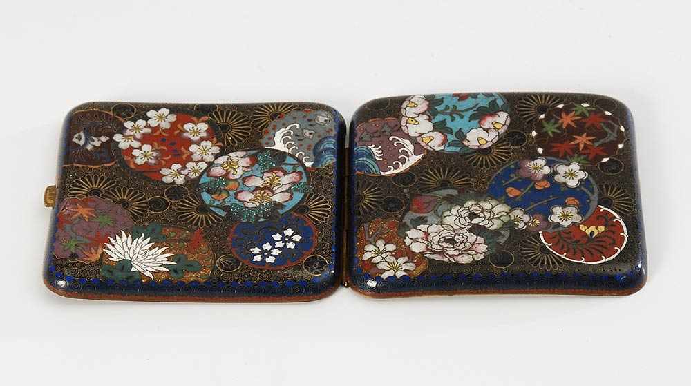 Zigarettenetui mit Cloisonnè-Arbeit. Wohl China, um 1900. Quadratische Form mit einer Vielzahl - Image 2 of 2