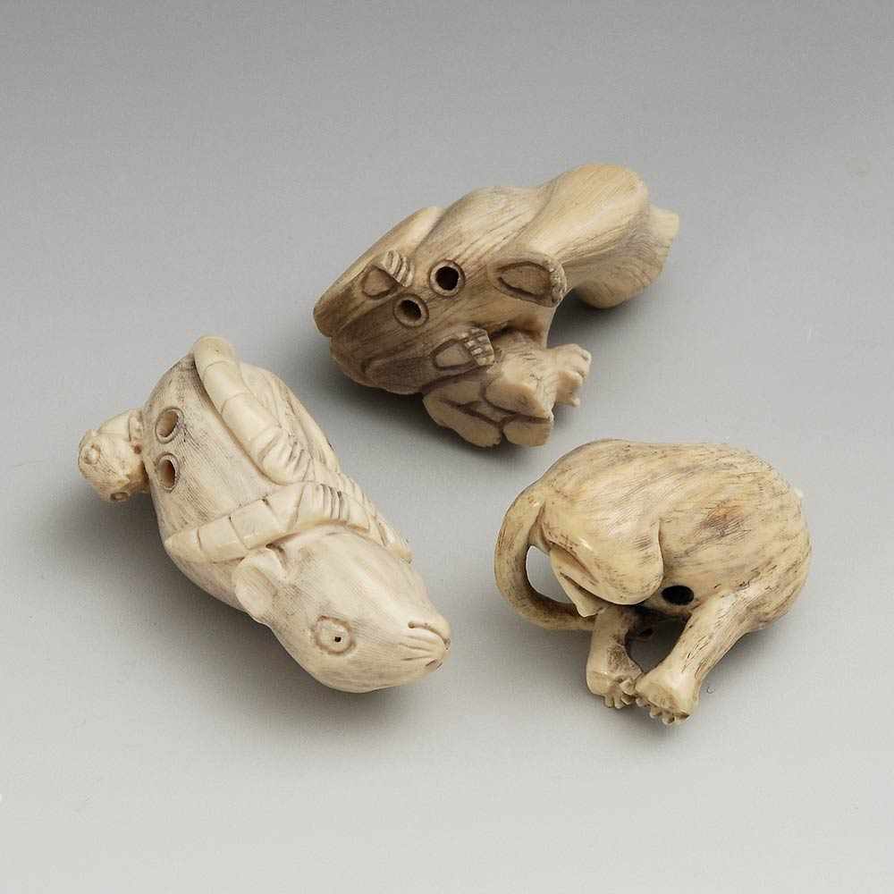 Drei Netsuke. Ostasien, Elfenbein, 30er Jahre 20. Jh. Liegende Ratte mit kleiner Ratte auf ihrem - Bild 2 aus 2