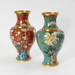 2 Cloisonné-Vasen. China. In der Form gleiche Balustervasen mit Wölkchendekor. Verschiedenfarbige