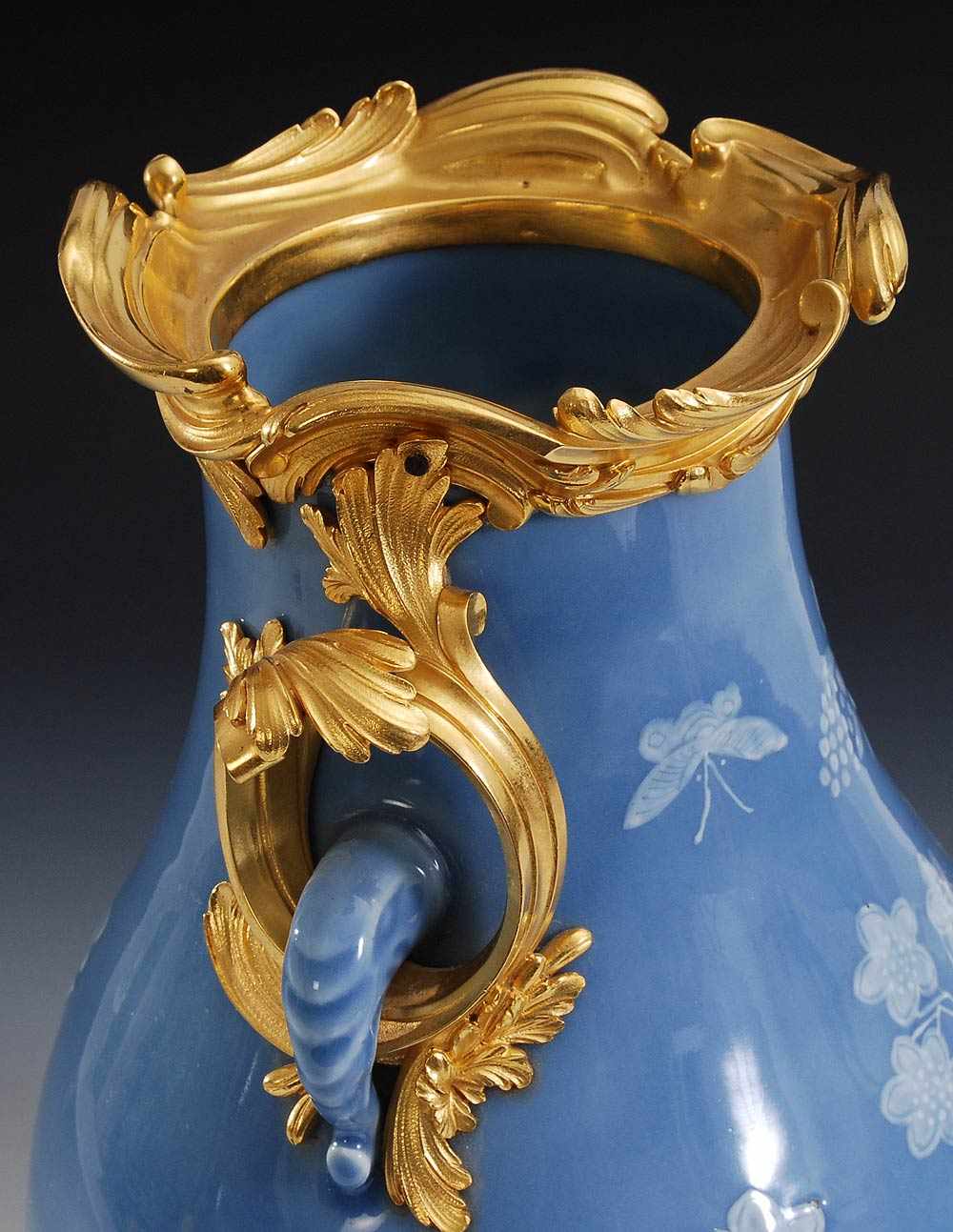 Frühe Pâte-sur-Pâte-Vase mit feuervergoldeter Metallmontierung. China, gemarkt Qianlong (1736 - 95). - Bild 8 aus 12
