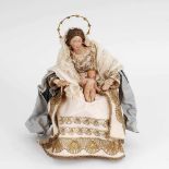 Neapolitanische Krippenfigur: Sitzende Maria mit Kind. Keramik-Kopf mit Glasaugen und geschnitzte