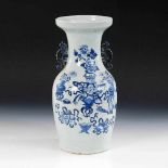 Bodenvase mit blauen Handhaben. China, Porzellan. Auf Wandung verschiedene Vasenstücke sowie