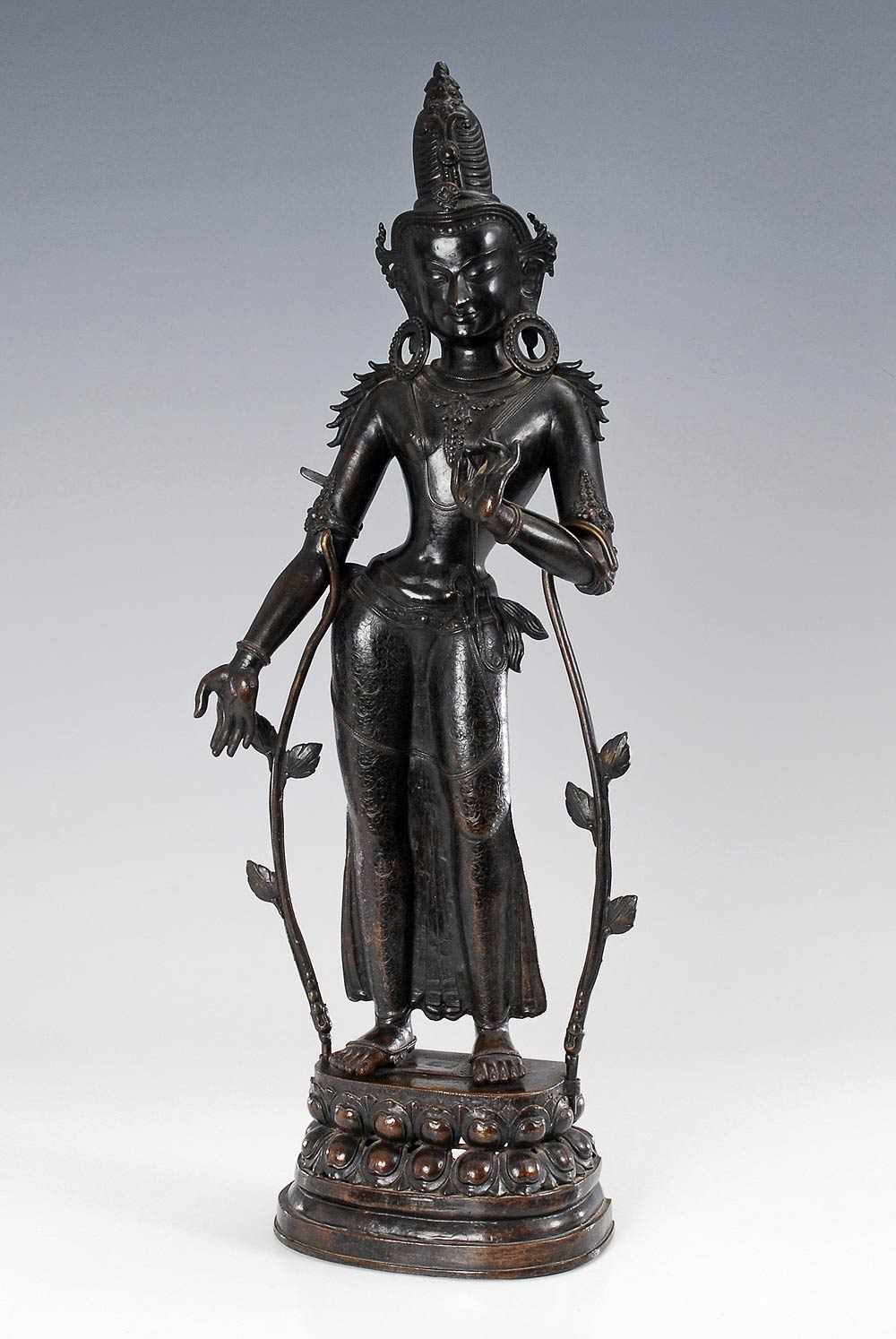 Große Bodhisattva-Figur. 19. Jh. Bronze, dunkel patiniert. Auf doppeltem Lotosthron stehende