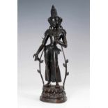 Große Bodhisattva-Figur. 19. Jh. Bronze, dunkel patiniert. Auf doppeltem Lotosthron stehende