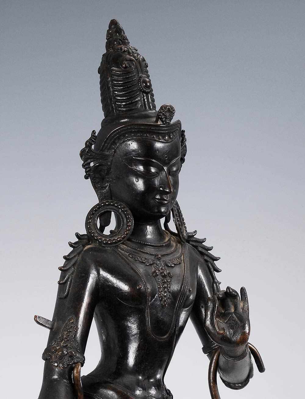 Große Bodhisattva-Figur. 19. Jh. Bronze, dunkel patiniert. Auf doppeltem Lotosthron stehende - Bild 7 aus 9