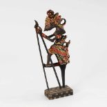 Schattenfigur. Indonesien. Flache, dreidimensionale Figur mit buntem Hüfttuch, hell gepunkteter,