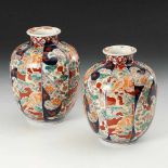 2 asiatische Vasen. China, Porzellan. Vasenpaar mit polychromer Malerei und Unterglasur-Blaumalerei.