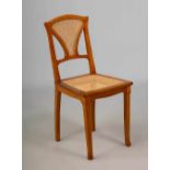 Jugendstil-Stuhl mit Wiener Geflecht. Buche, massiv und kirschbaumfarben gebeizt. Leicht geschwungen