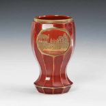 Hyalithglas-Ansichtenbecher. Böhmen, um 1840. Rotes Hyalithglas, in der Masse marmoriert, mit