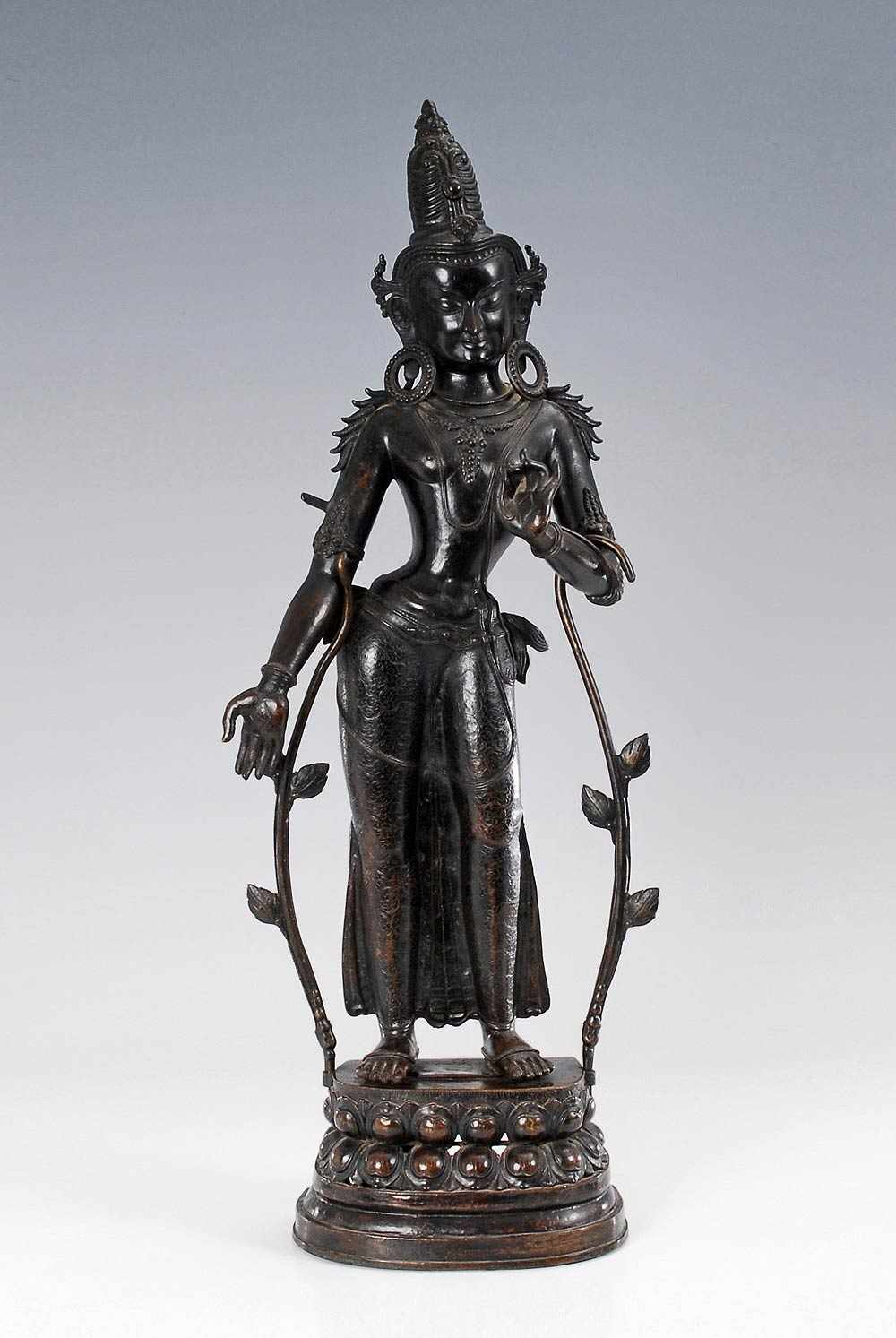 Große Bodhisattva-Figur. 19. Jh. Bronze, dunkel patiniert. Auf doppeltem Lotosthron stehende - Bild 2 aus 9