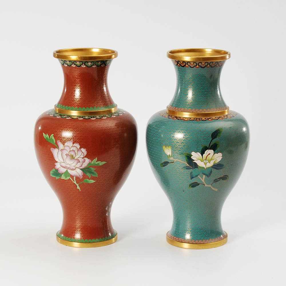 2 Cloisonné-Vasen. China. In der Form gleiche Balustervasen mit Wölkchendekor. Verschiedenfarbige - Image 2 of 2