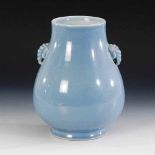 Hellblaue Vase. China, Porzellan, gemarkt Guangxu (1875 - 1908). Bauchige Form ohne Schulter, mit