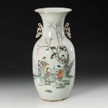 Große Vase mit Frauenszene. China, Porzellan. Polychrom bemalte Balustervase mit weit