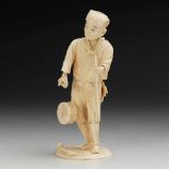 Okimono-Musiker. Elfenbein, um 1900. Barfüßige Figur mit Bündel auf dem Rücken, sowie Trommel und