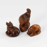 3 Figuren aus Buchsbaum. Hahn und Ratte als naturalistisch gestaltete Plastiken, liegendes Schwein